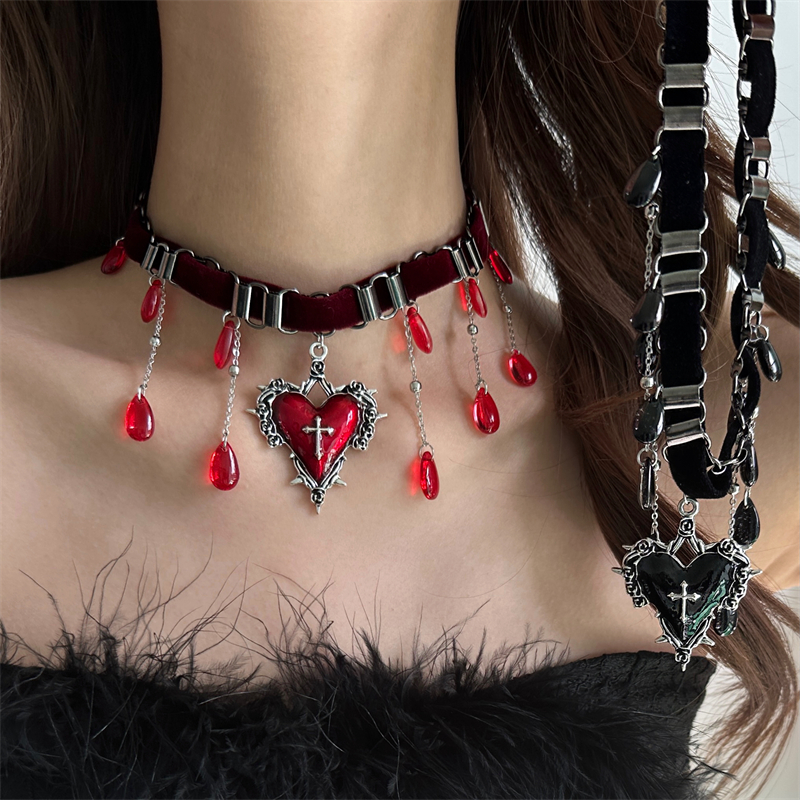 暗黑哥特风植绒爱心十字架项链