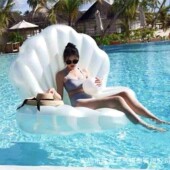 网红PVC充气贝壳浮排带球珠光白扇贝浮床成人水上游泳圈躺椅浮排