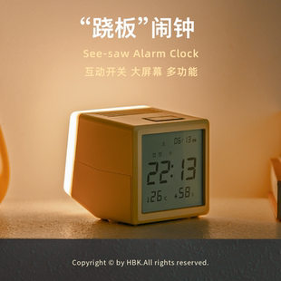 黑白客跷板闹钟|简约创意带夜灯LED大屏幕背光多功能充电起床神器