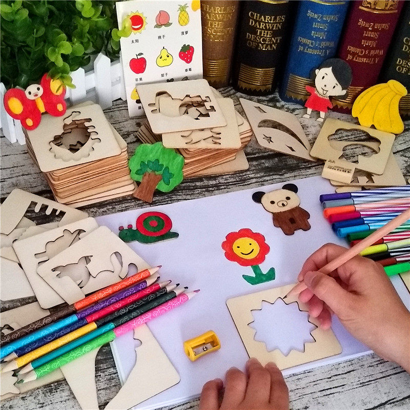 CHILDRENS KINDERGARTEN ART AREA SEMI-FINISHED CREATIVE MATERIALS AND CORNER OF THE AREA ARE EQUIPPED DRAWING TOOLS FOR PRIMARY MEDIUM AND LARGE CLASSES