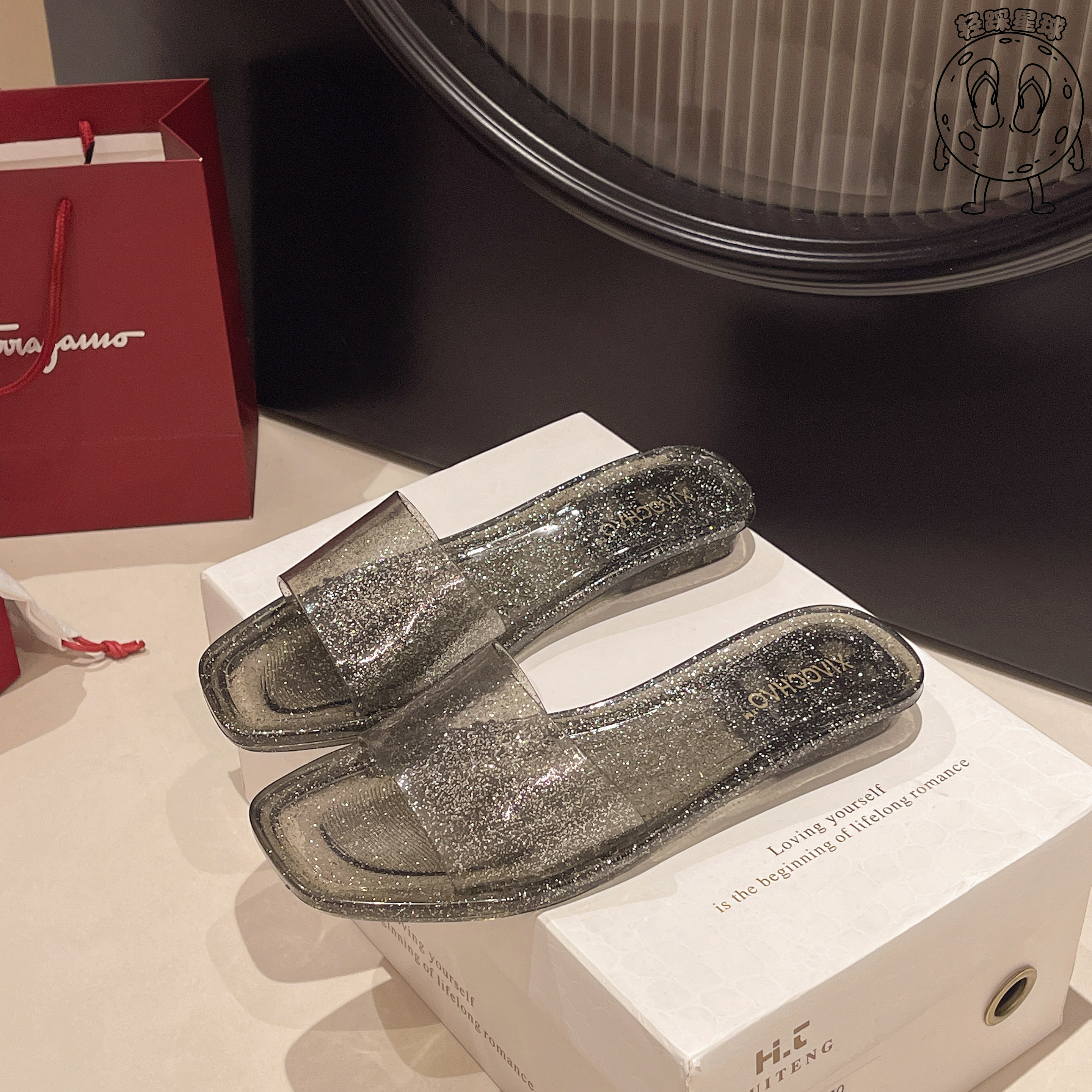 女士亮面果冻水晶拖鞋