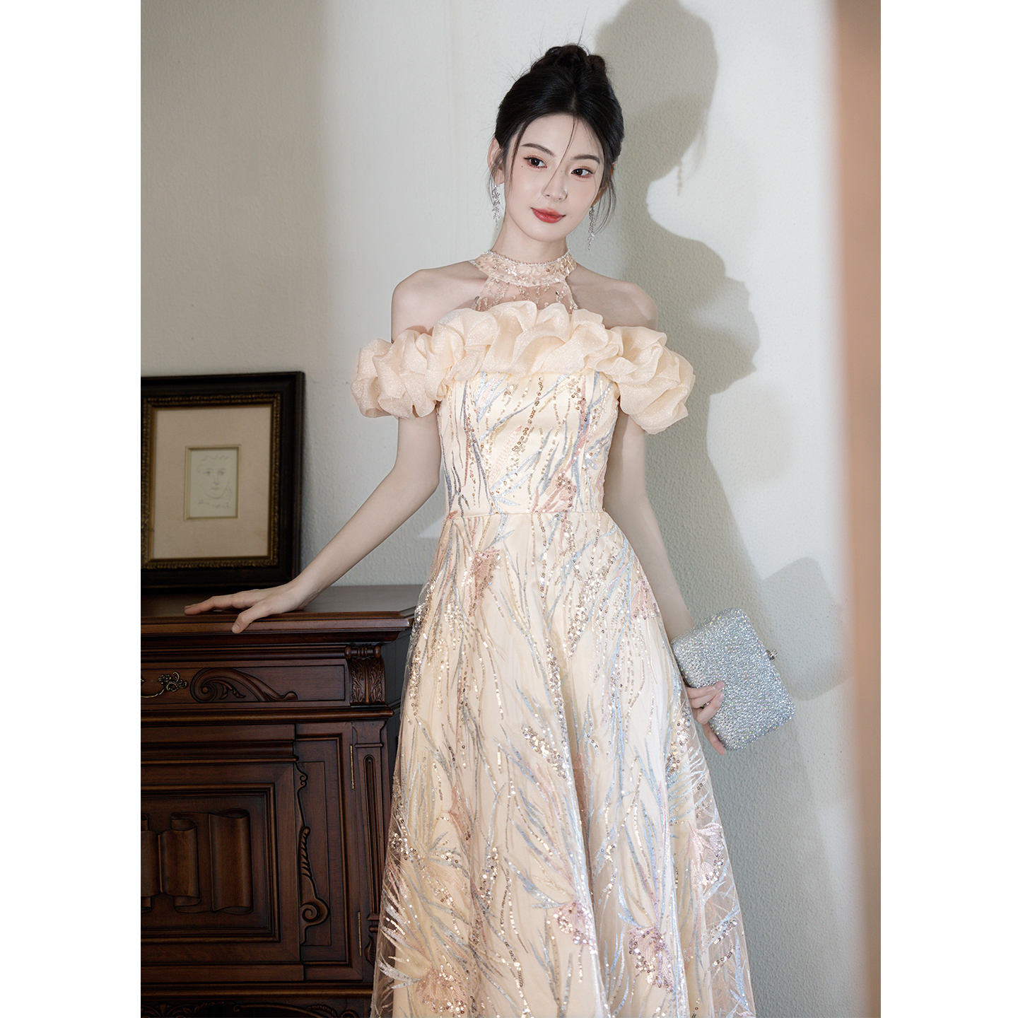 挂脖宴会晚礼服裙女香槟色气质高端小众轻奢年会主持人生日成人礼