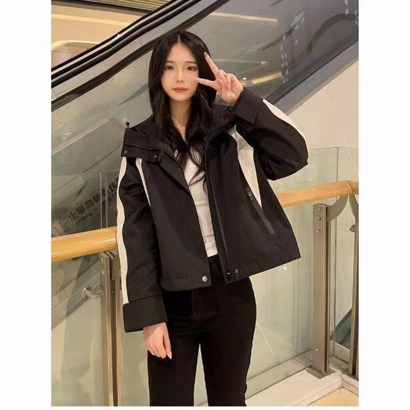 连帽短款宽松型冲锋衣外套女