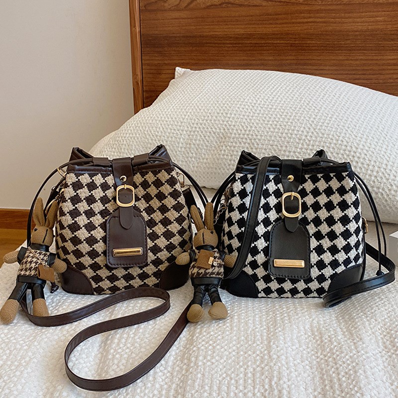 复古个性水桶包2025冬季新款包包女小众设计单肩包休闲通勤斜挎包