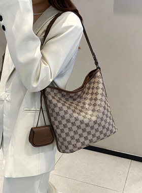 自主品牌Valen Fanny华伦·梵妮棋盘格配钥匙挂件水桶包V-VF8667