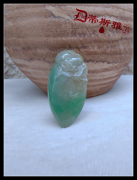 蒂斯雅~阳绿福手工雕刻老货缅甸硬玉A货吊坠~需配18K金扣或者银扣