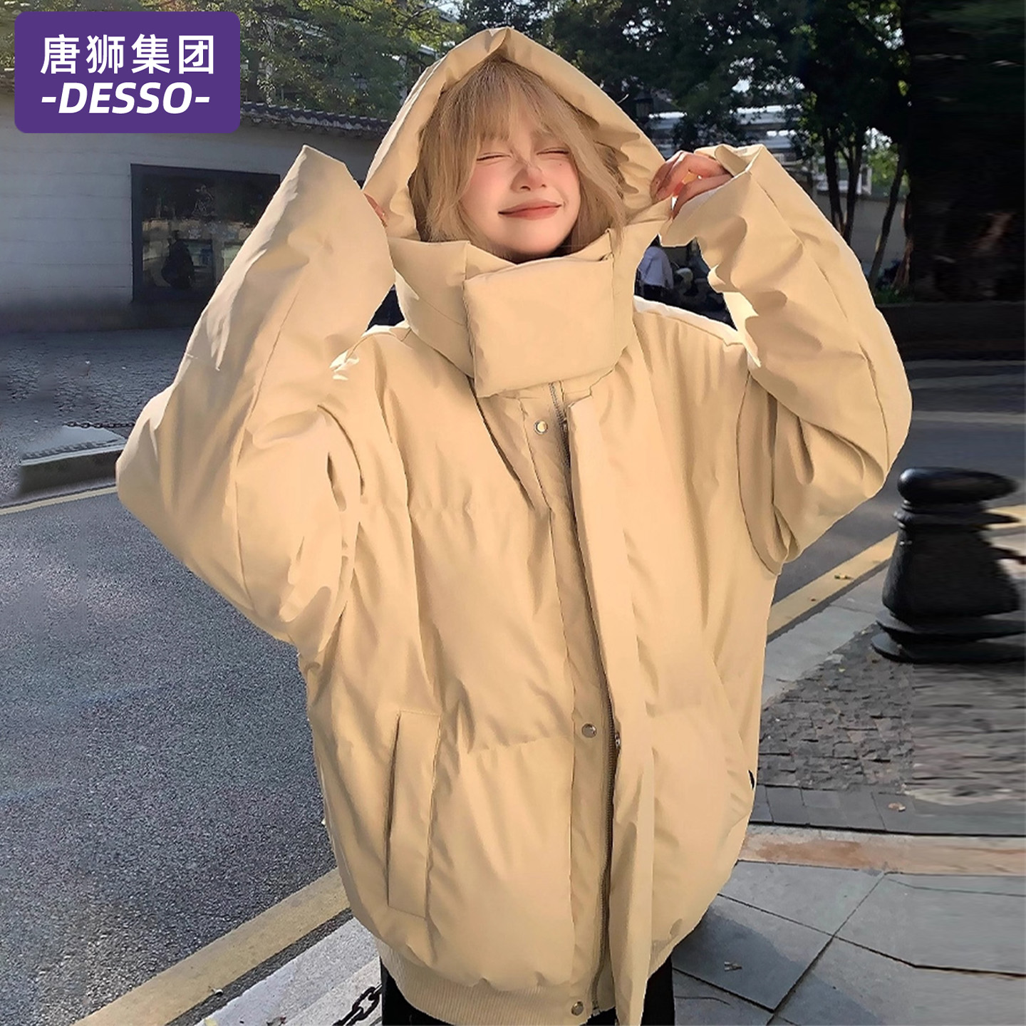 唐狮集团杏色pu皮连帽羽绒棉服女