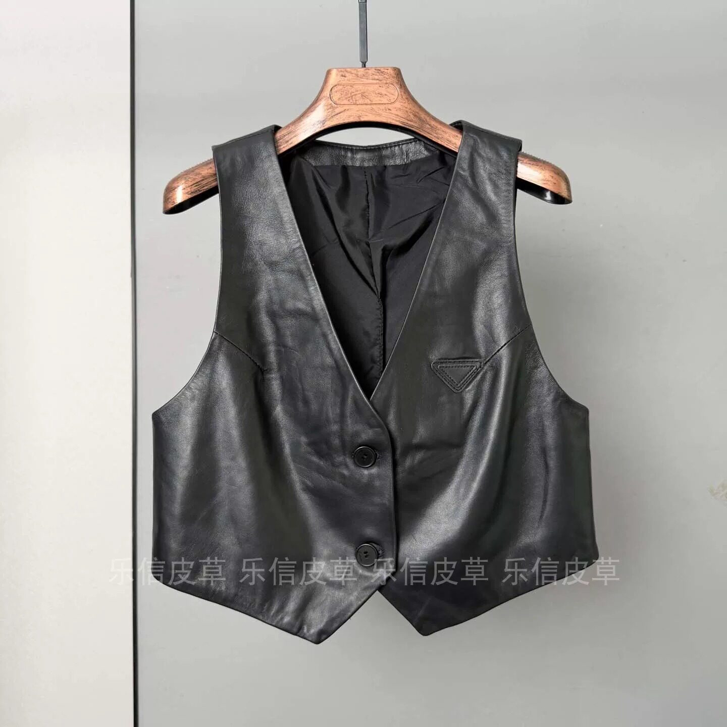 真皮绵羊皮V领修身短款皮衣女