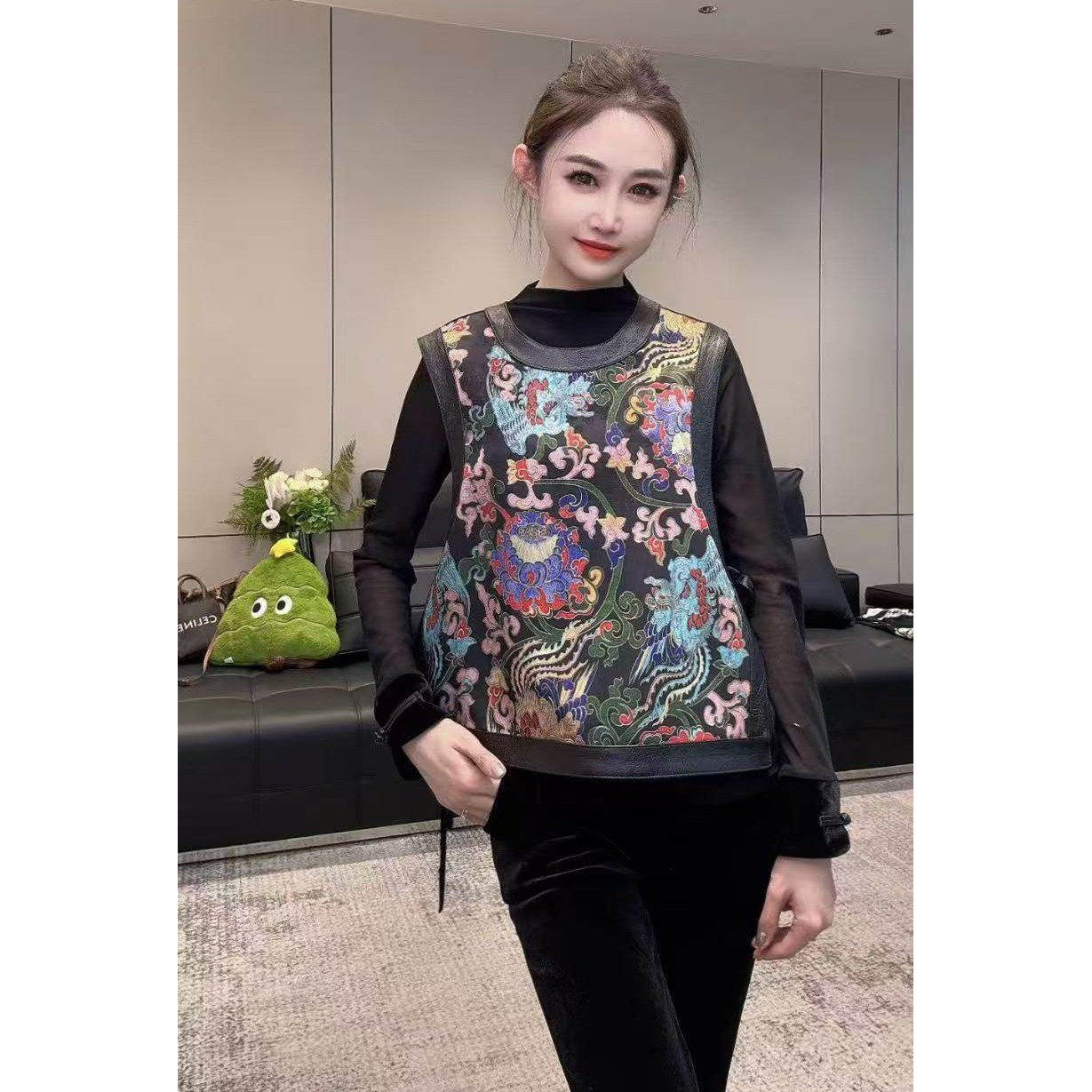 新款真皮国风刺绣羊皮马甲女短款修身通勤风圆领高级感设计感背心