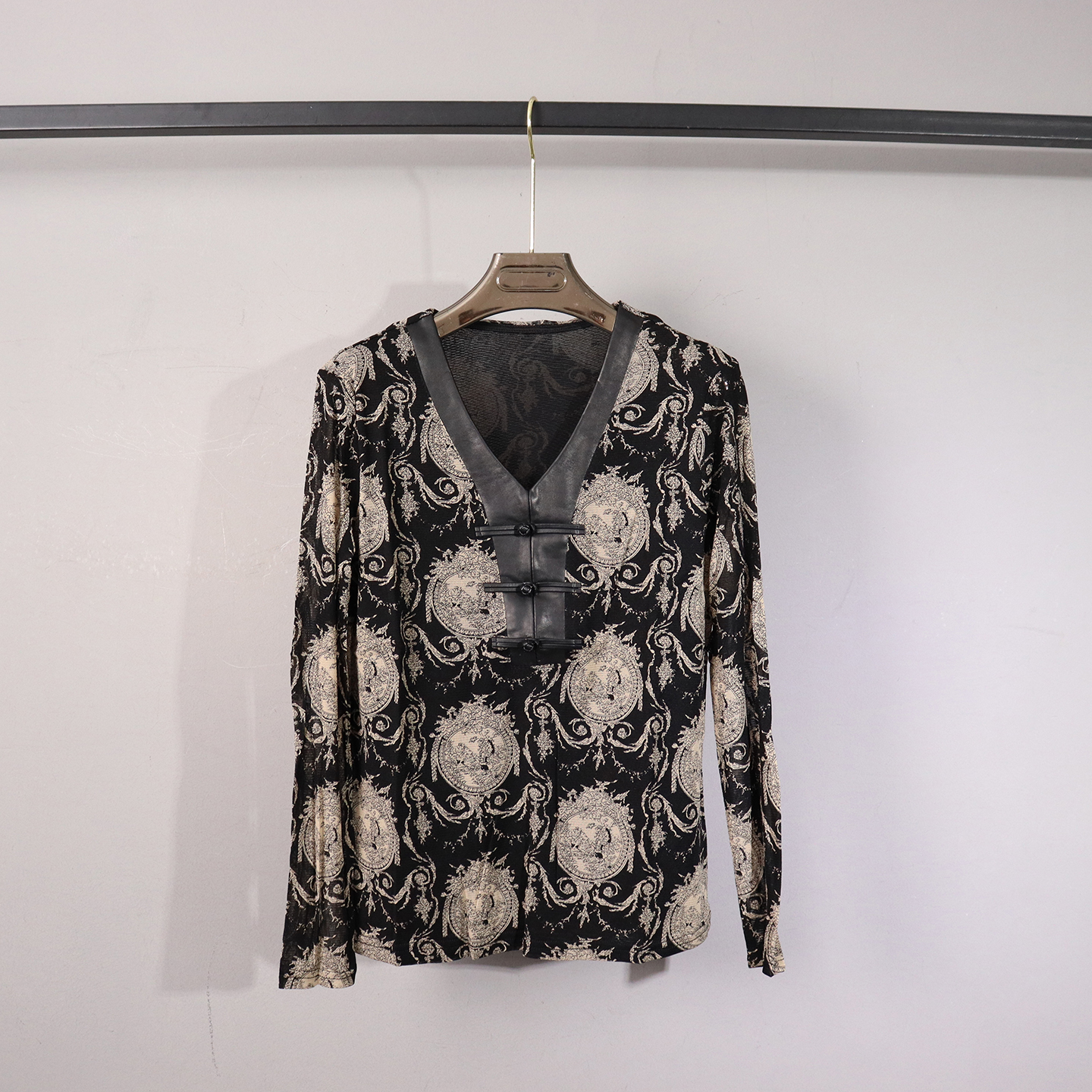 新中式网纱拼接真皮V领长袖上衣