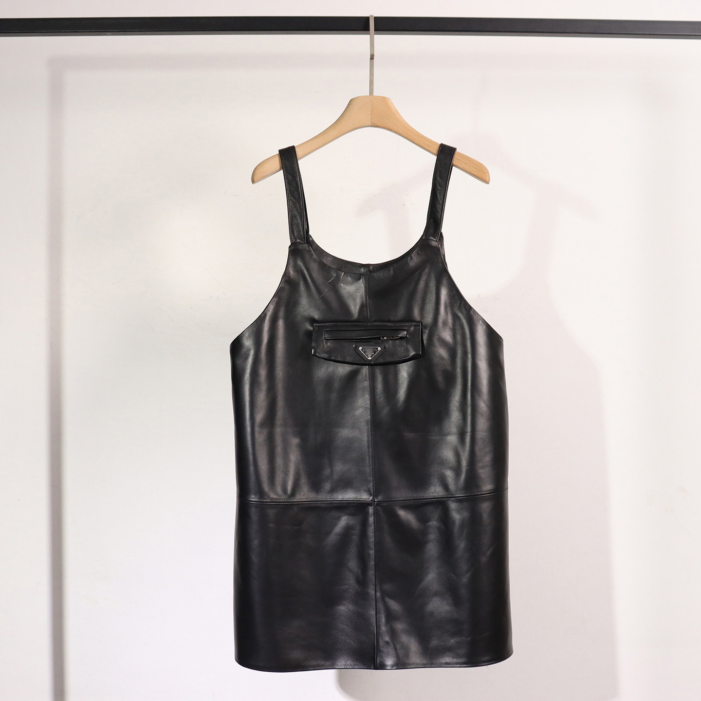 网红同款真皮吊带皮裙女绵羊皮中长款A字背心裙黑色三角标圆领裙