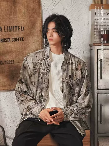 Небольшая дизайнерская рубашка, тренд сезона, свободный крой