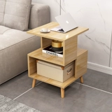 Несколько углов современной минималистской гостиной на журнальном столике, несколько уголков боковой шкафа, многофункциональный маленький стол