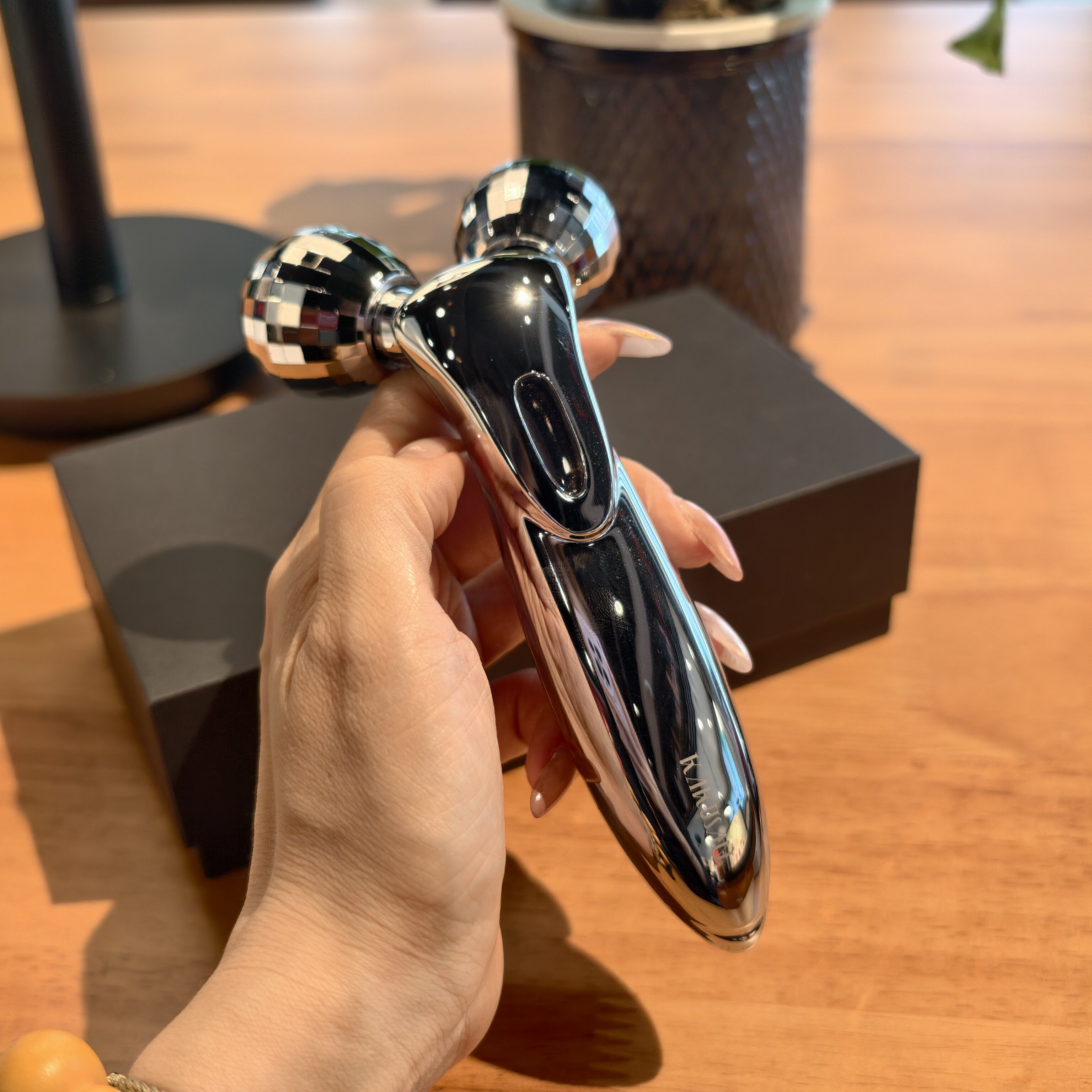 微电流滚轮按摩仪提拉紧致面部家用精华v脸导入瘦咬肌双下巴