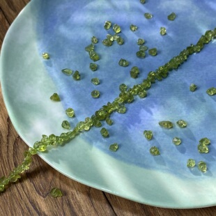 天然橄榄石5mm有孔碎石手工diy串珠手链项链饰品配件材料S657