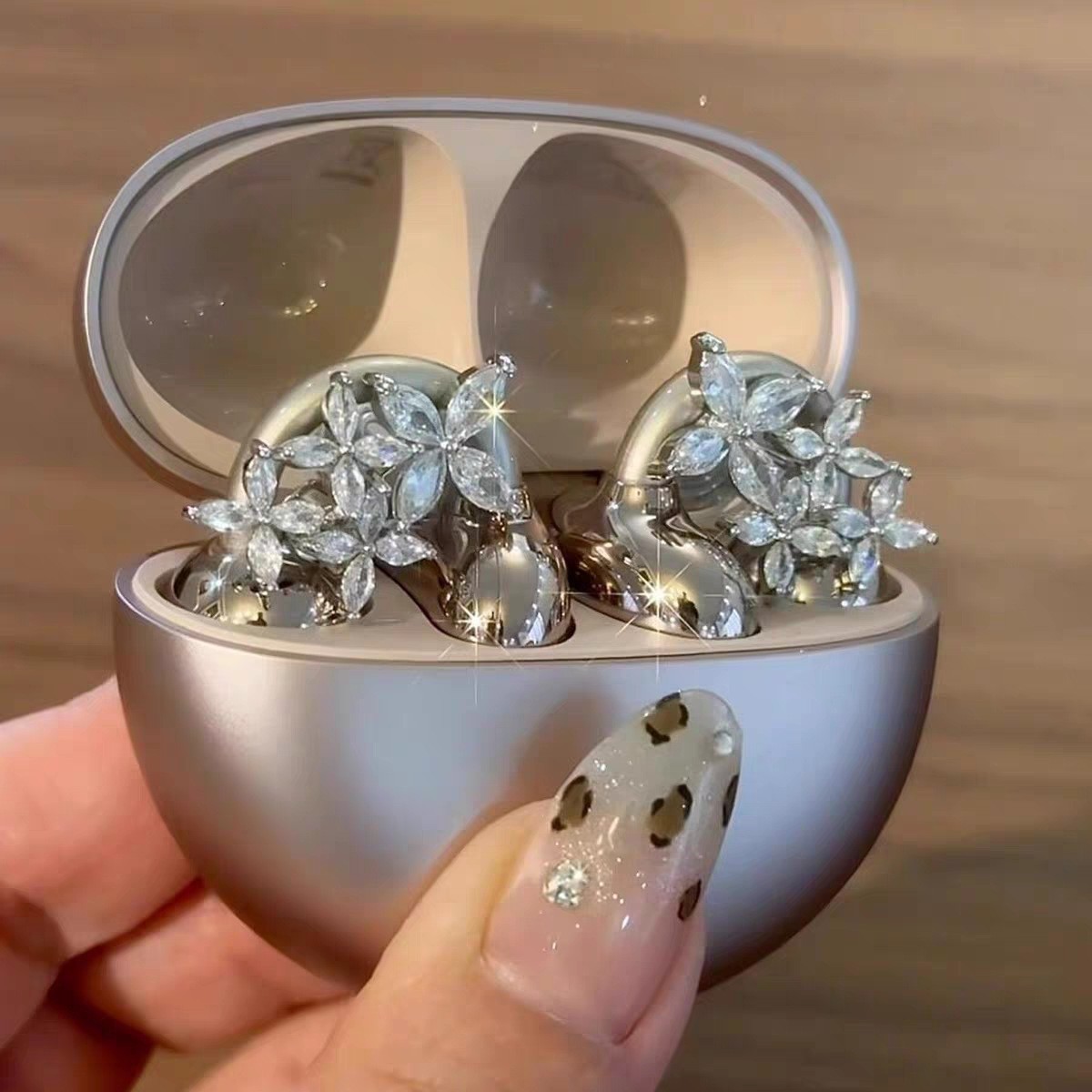 耳夹耳机配饰适用于FreeClip耳机钻扣花朵装饰耳机夹时尚轻奢饰品,饰品/流行首饰/时尚饰品新,耳夹,淘宝优惠券,粉丝福利购,淘宝优惠卷