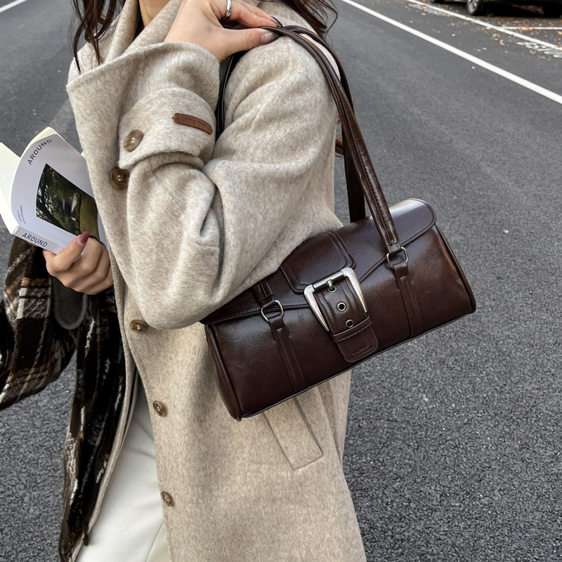 时尚大容量通勤包腋下包