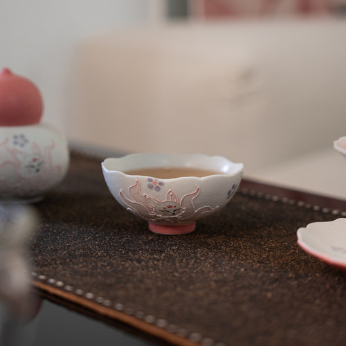 手绘粉色九尾狐花口普洱杯家用新中式精致主人杯高颜值陶瓷茶杯