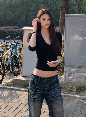 E7Q8 辣妹风正肩V领黑色中袖T恤女夏季小众独特别致修身显瘦上衣