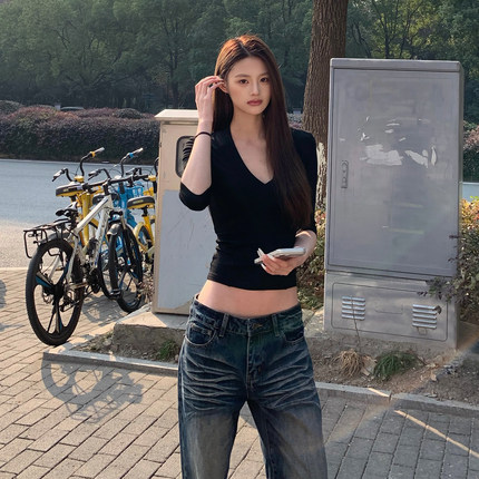 E7Q8 辣妹风正肩V领黑色中袖T恤女夏季小众独特别致修身显瘦上衣