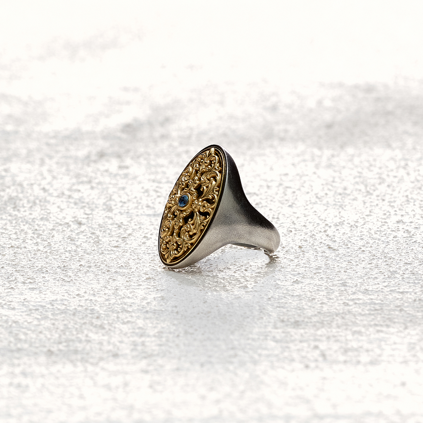 Apt 26SS 金质浮雕圆形印章戒