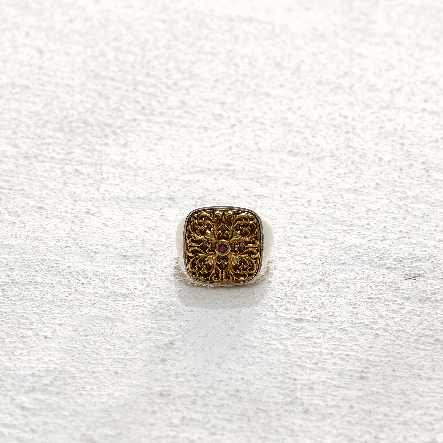 Apt 26SS 金质浮雕方形印章戒