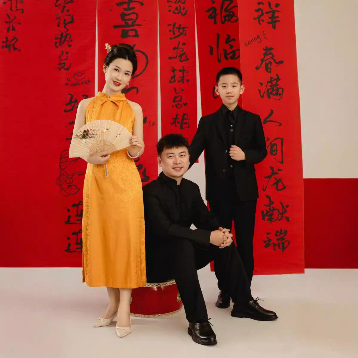 2024年新款儿童摄影网络热火新中式旗袍证件照亲子三口款拍摄服装