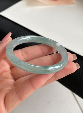 缅甸翡翠手镯浅绿色细圆条玉飘花手镯美人条翡翠处理手镯叮当镯