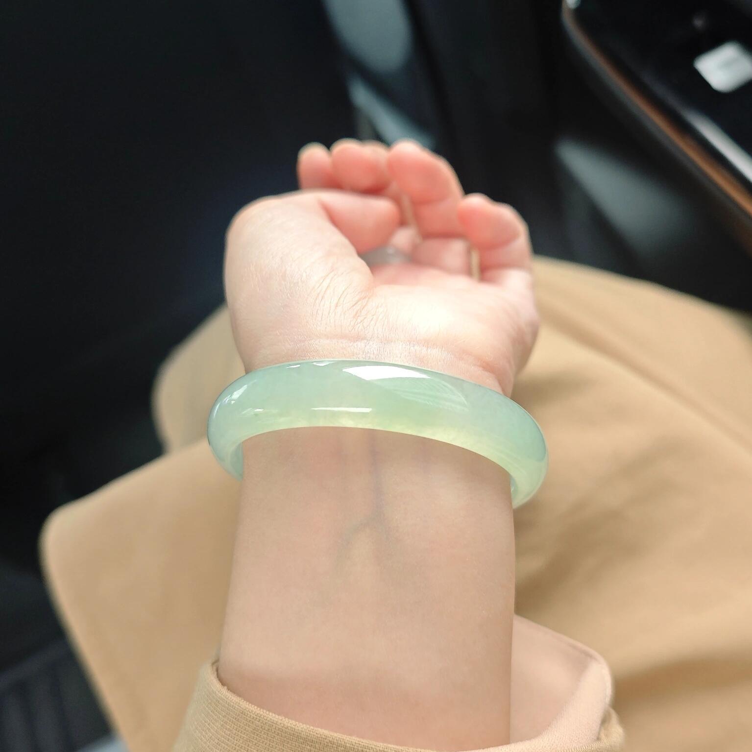 冰种浅绿色正圈玉手镯女款