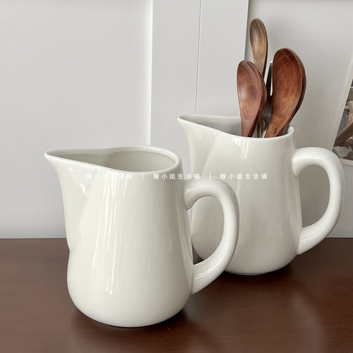 白色咖啡厅咖啡牛奶酱汁导流杯