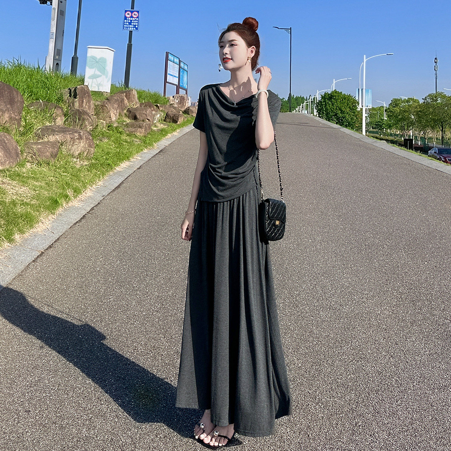 今年流行的时尚套装女夏季2026新款洋派减龄设计感显瘦两件套裙子