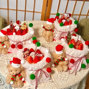 扮 小毛球平安夜烘焙装 网红2025圣诞节围巾小熊蛋糕装 饰红白绿混款