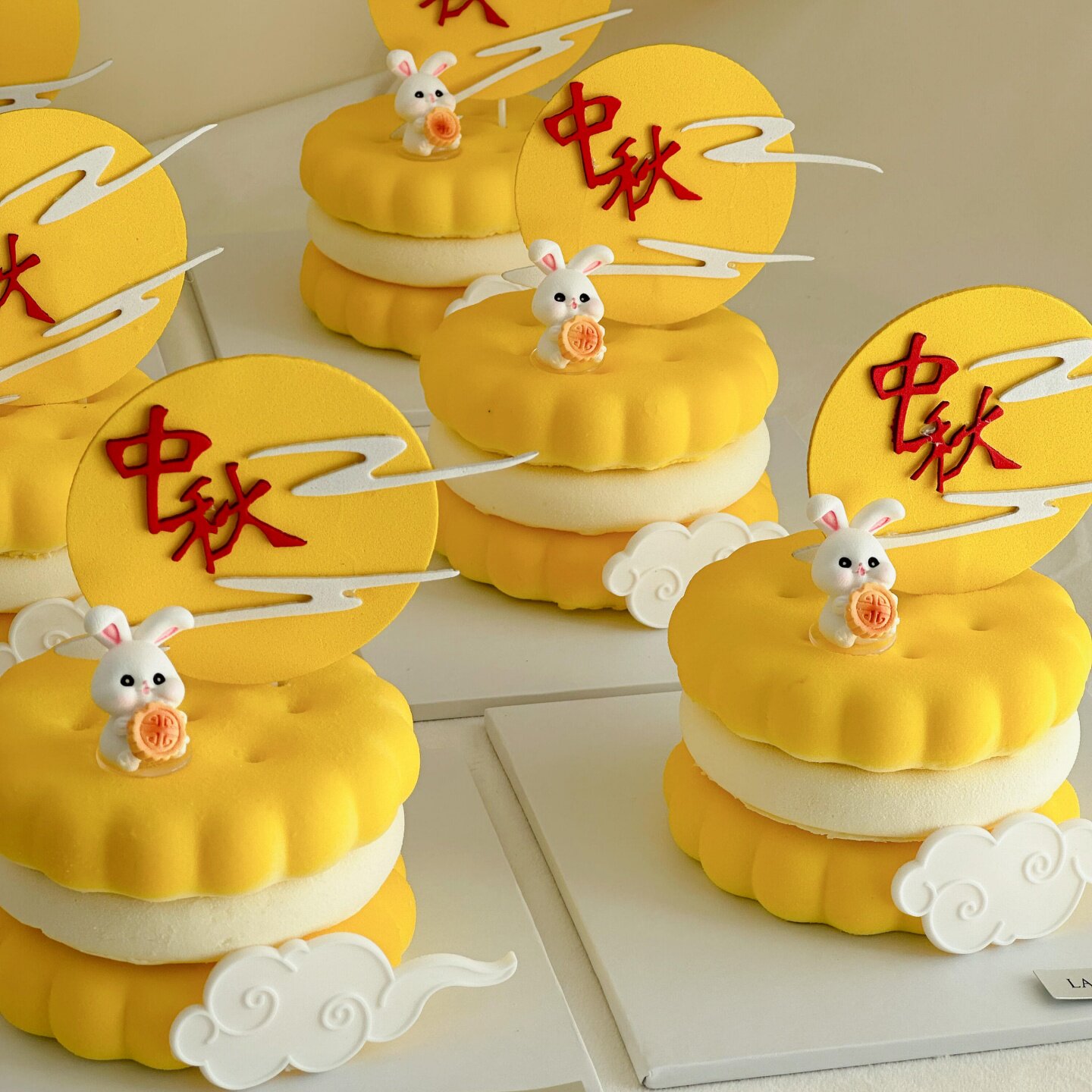 2026中秋节emoji抱月饼小兔子蛋糕装饰摆件月亮中秋祥云甜品插件