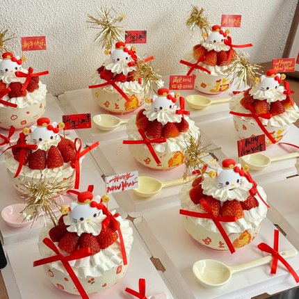 2026新年网红hellokitty草莓碗蛋糕装饰财神kt猫蛋糕碗陶瓷碗甜品