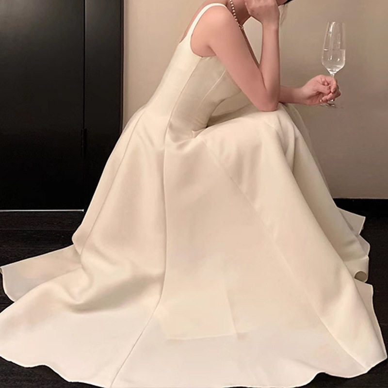白色吊带连衣裙女冬季配大衣内搭修身显瘦收腰a字巨好看长款裙子