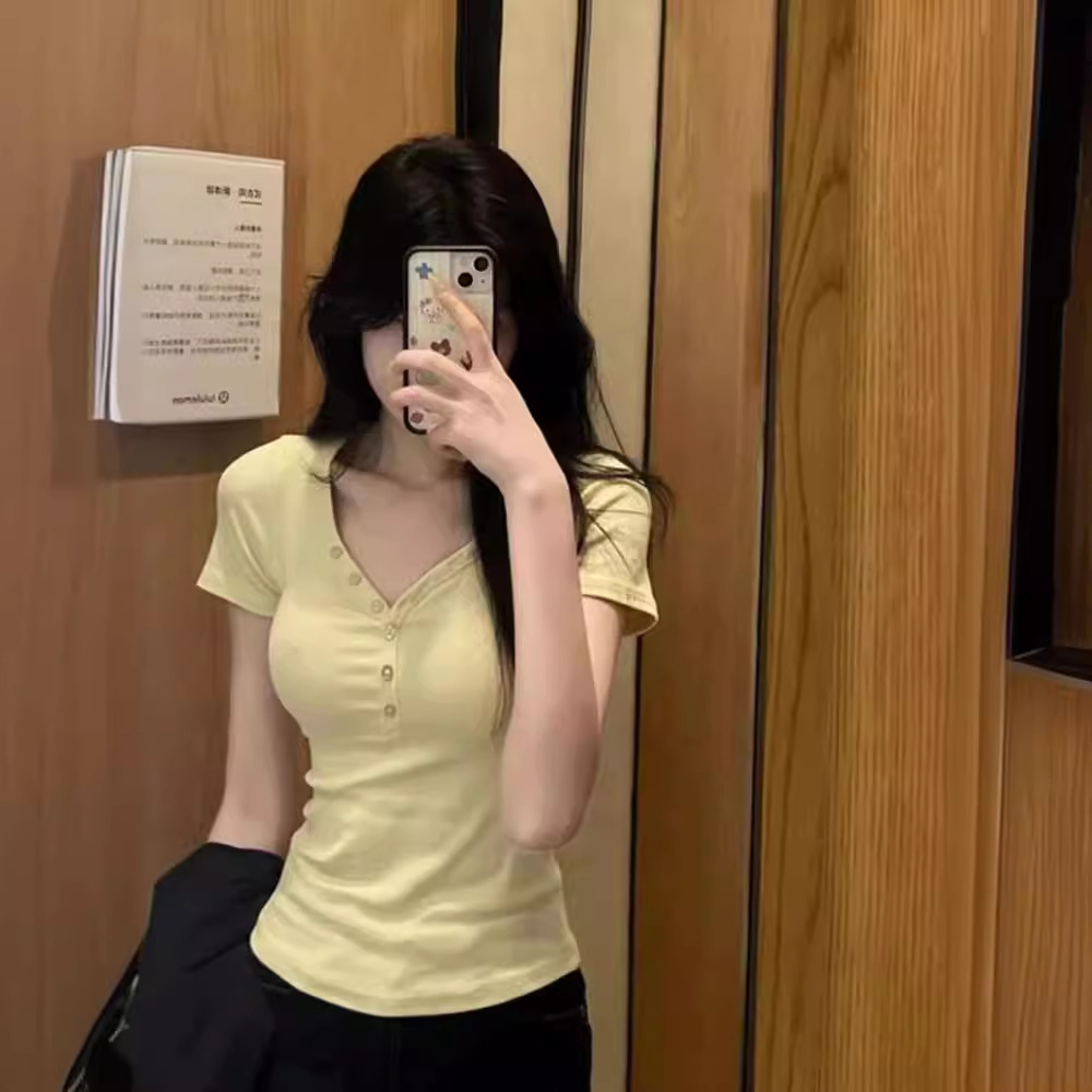 奶黄色v领正肩短袖t恤女夏季2025新款修身设计感纽扣美式辣妹上衣