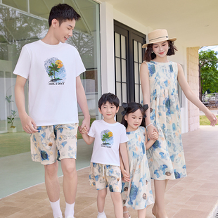 海边渡假亲子装2025新款一家三四口夏季母子母女沙滩连衣裙潮