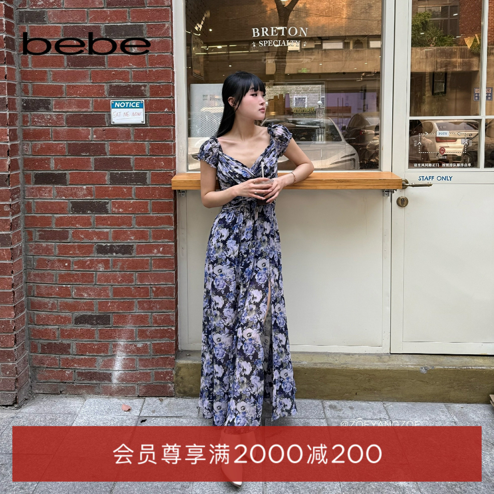 【博主同款】bebe2025夏季新款女士露腰长款印花雪纺连衣裙250038