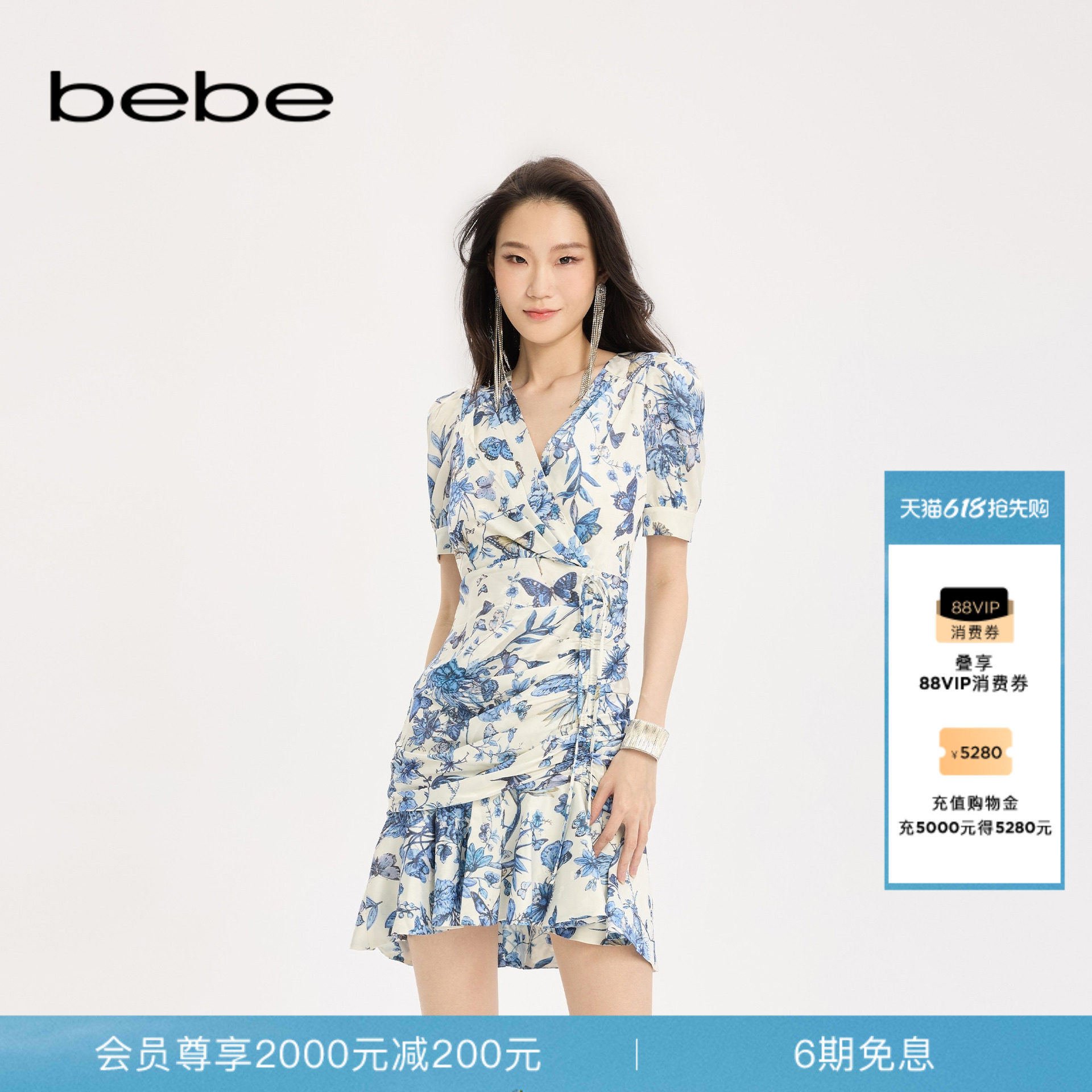 bebe春夏女士度假风印花碎花抽褶短款V领雪纺茶歇连衣裙250056