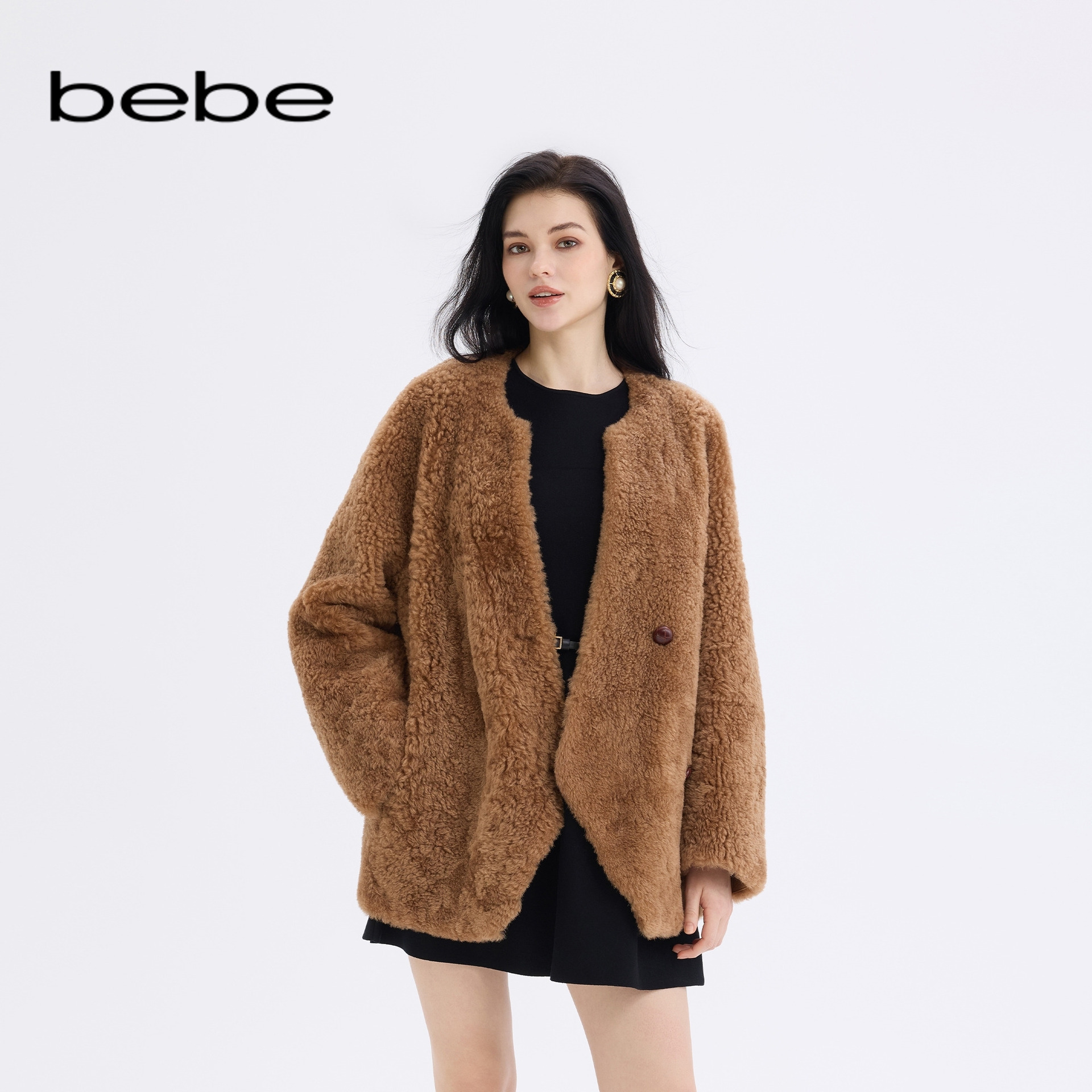bebe2025秋冬新款女士轻奢风含绵羊毛中长款毛绒感大衣外套402103