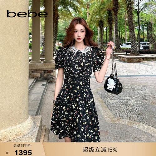 bebe2026年夏季新款女士含桑蚕丝印花仿珍珠领修身连衣裙250001