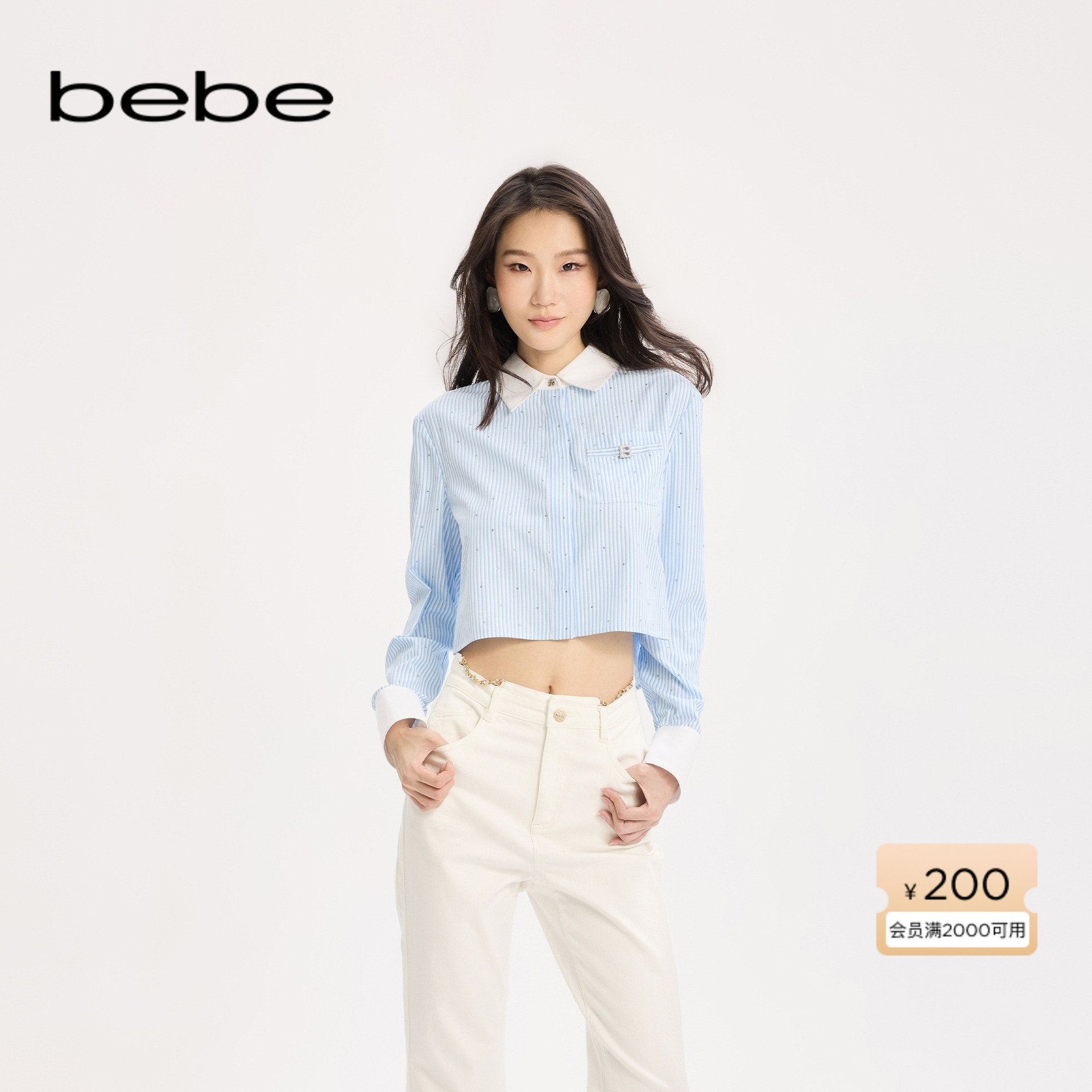 bebe2025秋季新款女士长袖气质蓝白条纹轻薄短款衬衫360101
