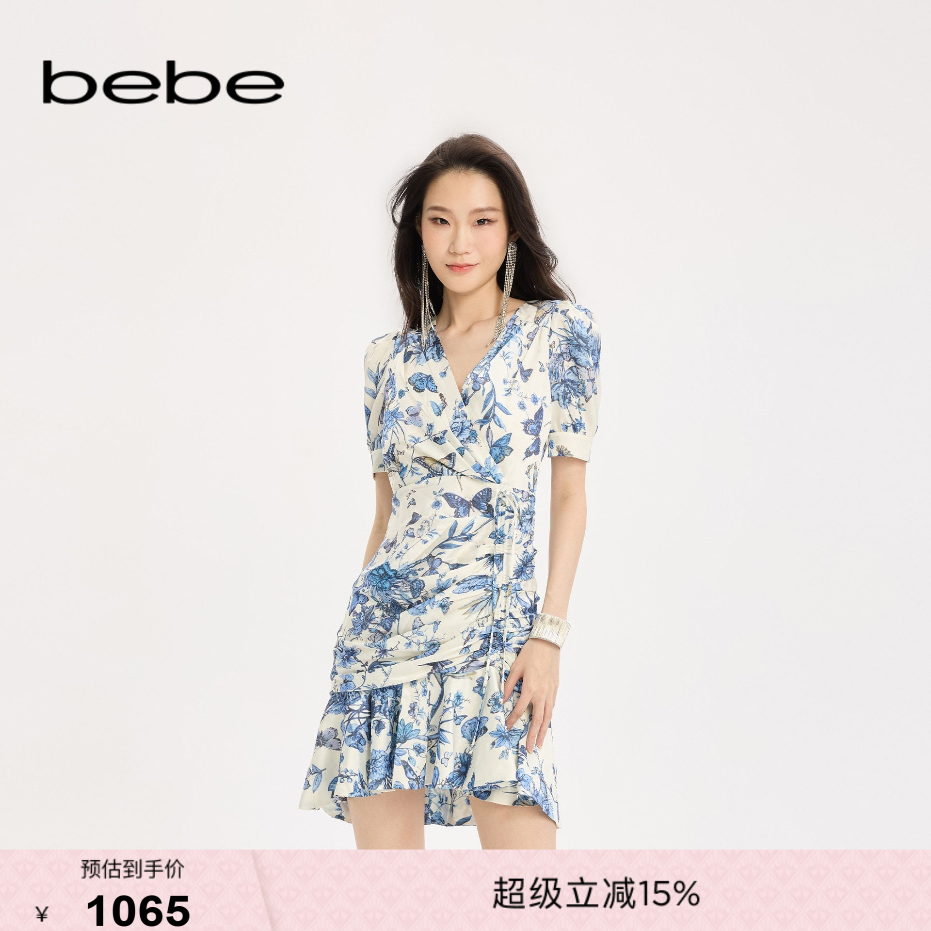 bebe春夏女士度假风印花碎花抽褶短款V领雪纺茶歇连衣裙250056