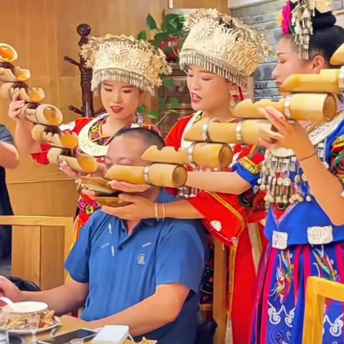 少数民族地区高山流水敬酒竹筒传统文化拦门酒具饭店酒吧渲染气氛