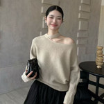 松弛风挂脖斜领露肩毛衣女2025新款冬季韩版宽松套头时髦穿搭上衣