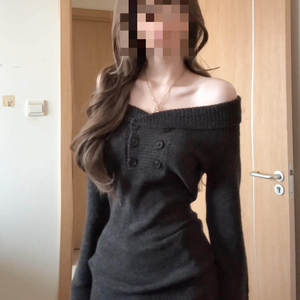 韩系纯欲风露肩上衣2025新款秋冬独特设计一字肩针织衫灰色毛衣女