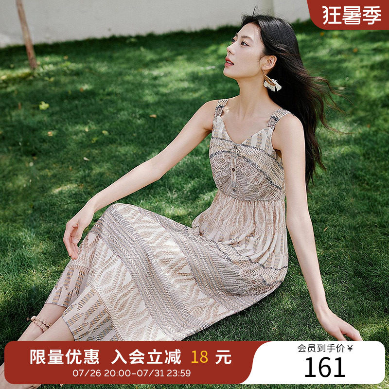 衣香丽影波西米亚风吊带连衣裙女2026秋装新款度假风流行露肩裙子
