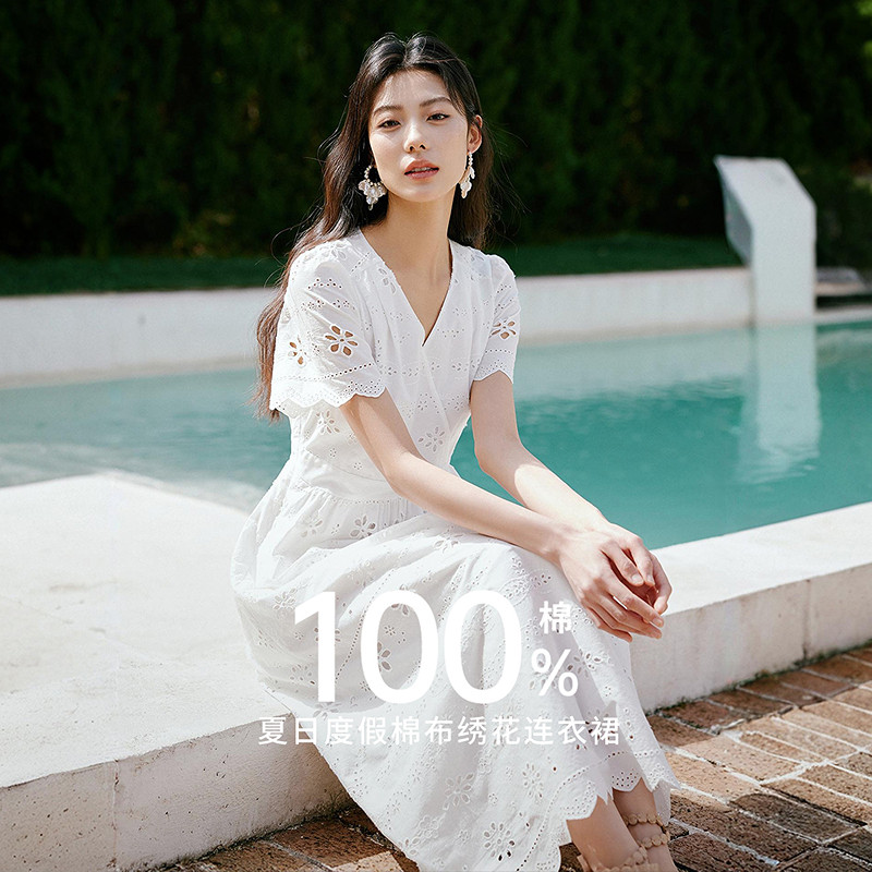 衣香丽影白色蕾丝拼接连衣裙女2026夏装新款度假风纯棉绣花小白裙