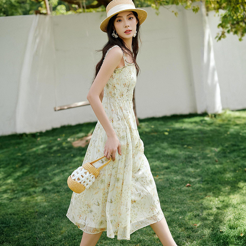 衣香丽影绿色碎花背带连衣裙女2026今年夏装新款法式优雅方领裙子