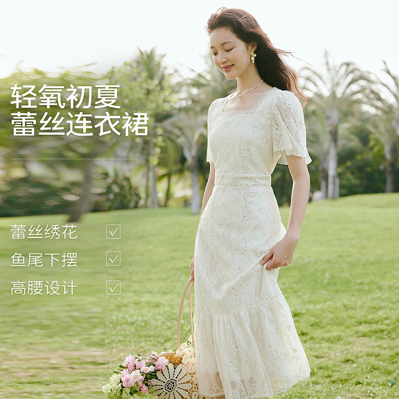 衣香丽影白色方领蕾丝连衣裙女2026夏季新款高级感流行法式裙子